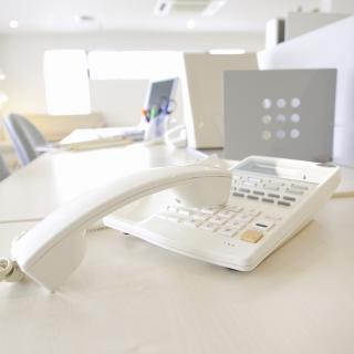 営業時間外の電話、絶対取らなきゃダメ?専門家に聞いた