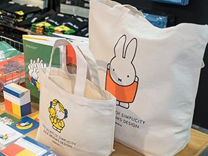 展覧会限定グッズも販売