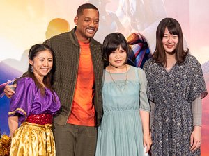 抽選で選ばれた観客とウィル・スミス