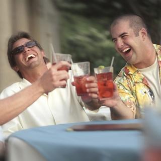 「ストローでお酒を飲むと酔いやすくなる……その科学的根拠とは!?」を医師が解説