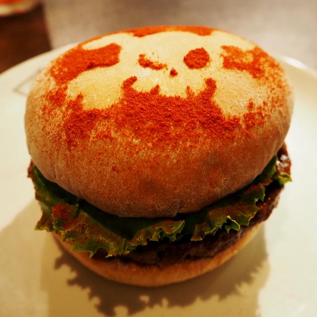 ハバネロとジョロキアを使用した「SUPER HOT バーガー」に超甘党男性が悶絶!!