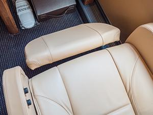 シートは全面革張りでレッグレストも完備