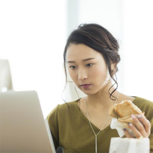デスクで朝食を食べている同僚、あなたはどう思う?