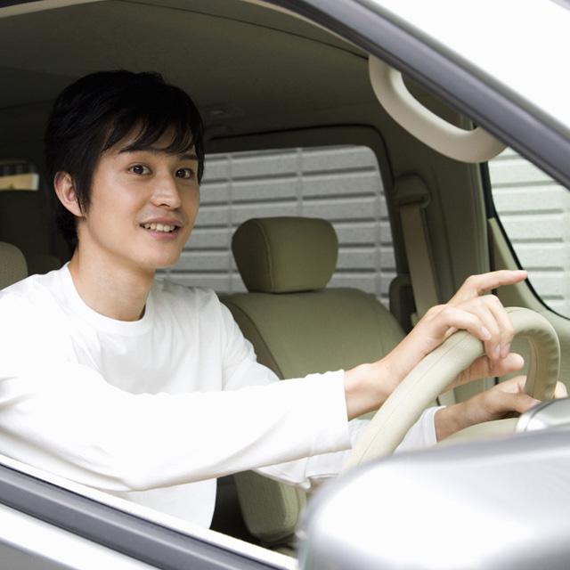 クルマの運転は片手?両手?それとも膝!?