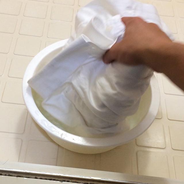 重曹を使って頑固なワイシャツの黄ばみを落とす方法