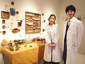 飴色団栗研究室は、渡辺進さんと渡辺萌由さんの夫婦によるアートユニット
