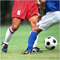 サッカーは屋外スポーツなのに、なぜ雨天中止にならないのですか?