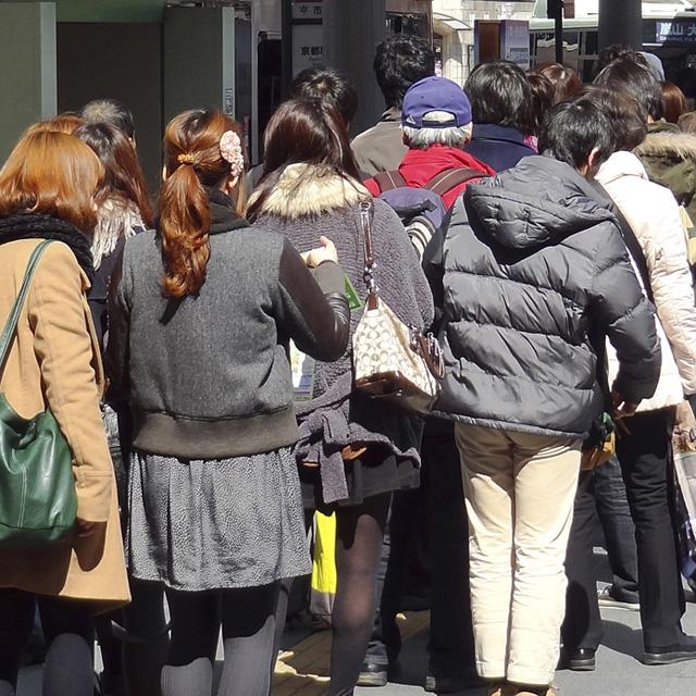 長蛇の列への割り込みは罪に問われるの?弁護士に聞いたみた
