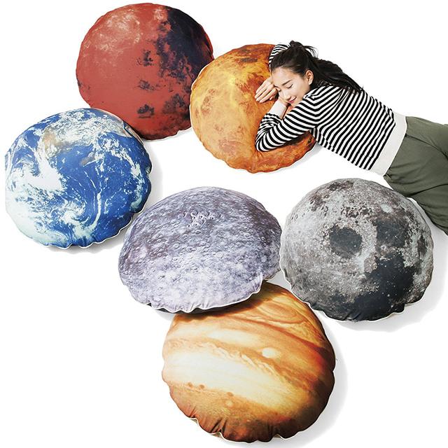 毛布を収納し、部屋を宇宙空間に変えてくれるクッションケース