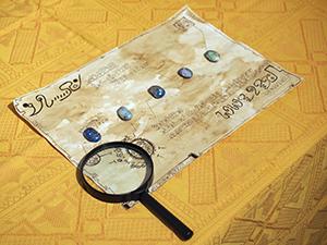 標本を解説した説明書のなかには暗号のような古代文字が書かれたものも