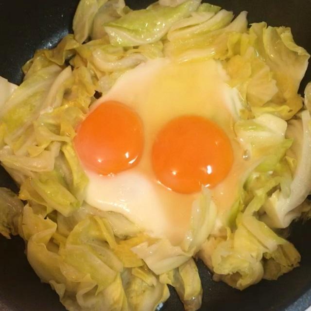 朝ごはんに! お手軽キャベツのドーナツ目玉焼き