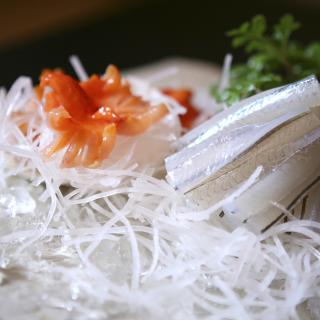 食べる?残す?刺身に付いてる大根のつま、正解を専門家に聞いた