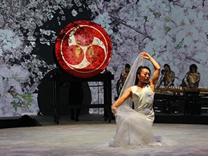プロジェクションマッピングで美しい日本の風景が映し出される