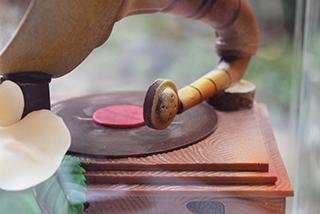 蘭の花もチョコ!音が鳴る蓄音機型のチョコレートが限定発売