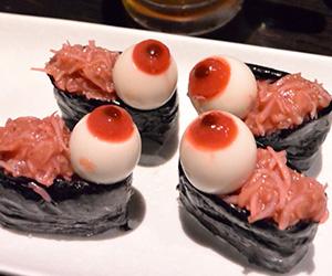 睨まれてる?