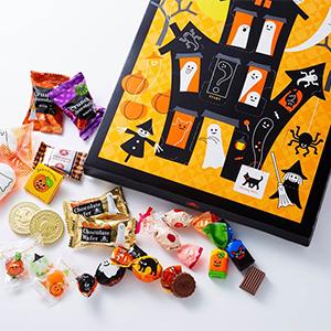 箱の窓を開け、お菓子を取り出して楽しむ詰合せ「ハロウィーン ナイト」