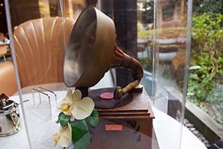 蘭の花もチョコ!音が鳴る蓄音機型のチョコレートが限定発売