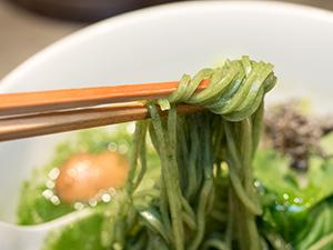 栄養たっぷり!“食べる美容液“ケールを使用したラーメンが期間限定で登場