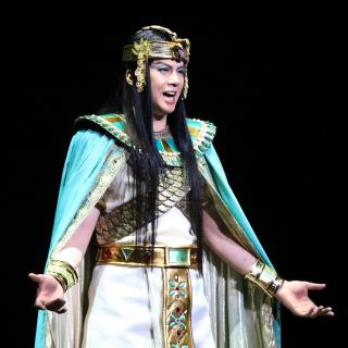 『王家の紋章』のミュージカル再演開始!メンフィス役の浦井健治さんが舞台衣裳で挨拶