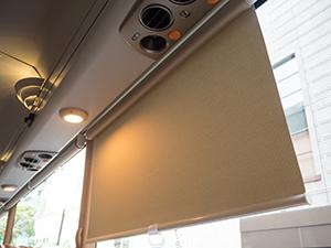 普通のカーテンの代わりにロールカーテンを装備