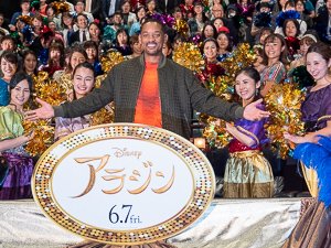 会場のファンに囲まれ嬉しそうなウィル・スミス