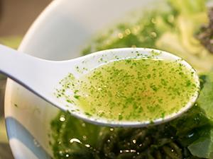 栄養たっぷり!“食べる美容液“ケールを使用したラーメンが期間限定で登場
