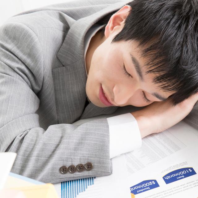 会社で寝ている人を発見した時の対処法