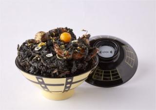 ブラックホールをパクリ!宇宙イベントで食べられる漆黒のかきあげ丼