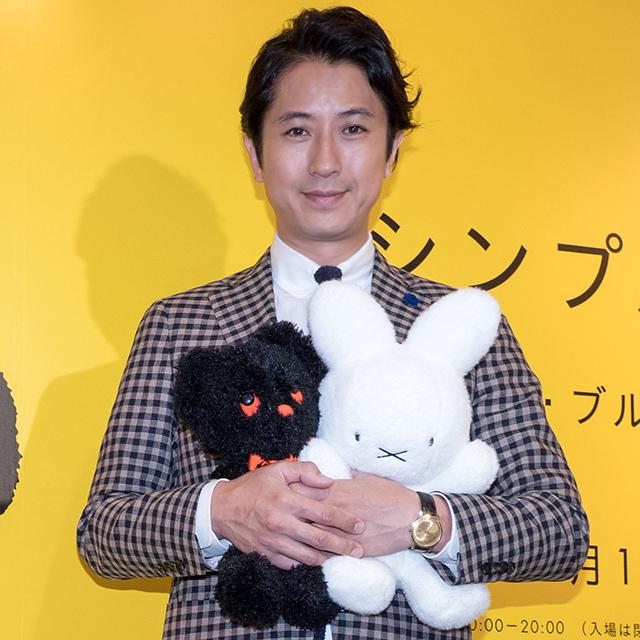 ミッフィーとブラック・ベアのぬいぐるみを抱える谷原章介さん