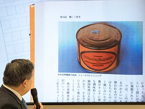 シュールストレミングについて説明する小泉先生