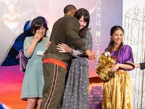 ファンをハグで迎えるウィル・スミス