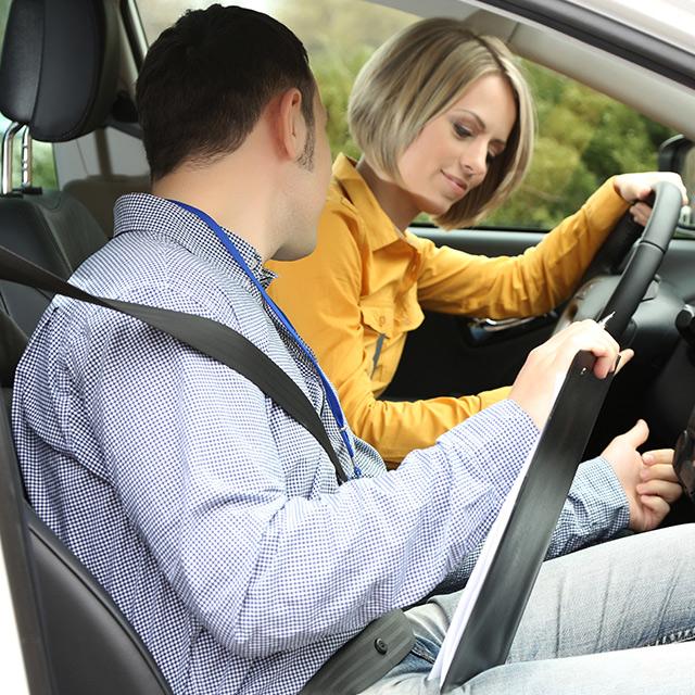 自動車教習所の教官の態度が横柄なのはなぜ