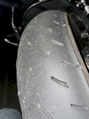 「バイクのタイヤがこのような変形をしていた」の質問画像