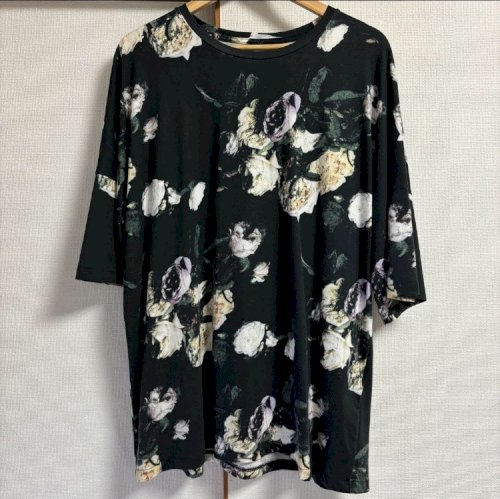 「このメンズTシャツを女性が着ても違和感な」の質問画像