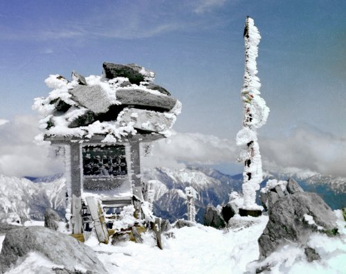 「槍ヶ岳山頂に「槍」」の質問画像