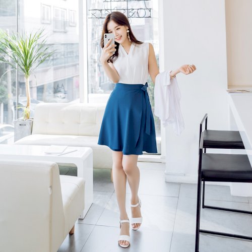 「ノースリーブ着てる女性で、 横から見える」の回答画像4
