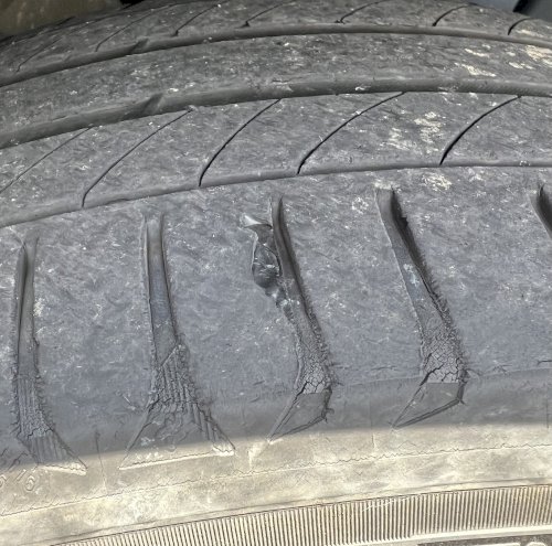 「車のタイヤ」の質問画像