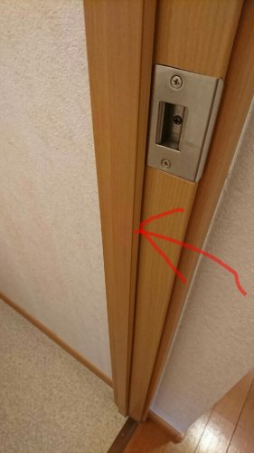 トイレ ドア 閉まる部分の木の名称を教えていただけませんか 赤い矢 リフォーム リノベーション 教えて Goo