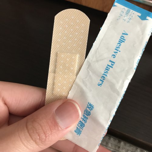 「この絆創膏のパッケージわかる方いたら教え」の質問画像