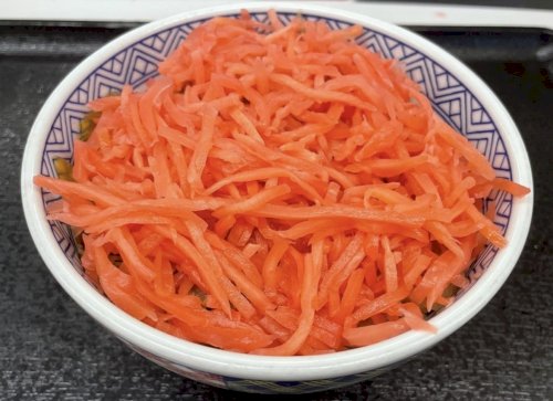 「牛丼に紅しょうがをいっぱい乗せて食べいる」の質問画像