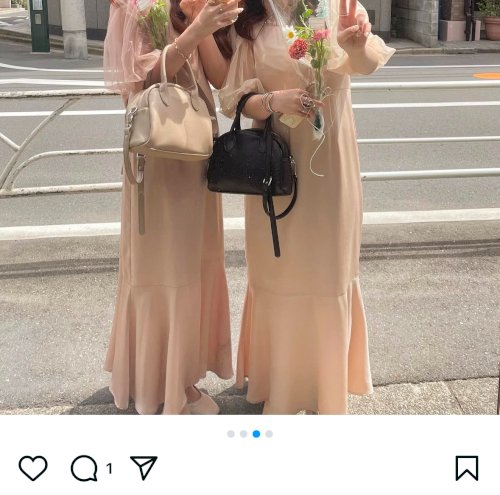 「結婚式のバッグってこんな感じの黒いボスト」の質問画像