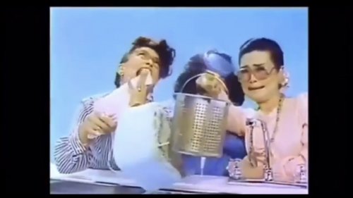 「この曲の最初と途中で出てくる映像は何の映」の質問画像