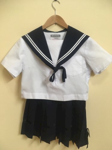 「画像のがゴミ集積所に他のゴミ袋の上にゴミ」の質問画像