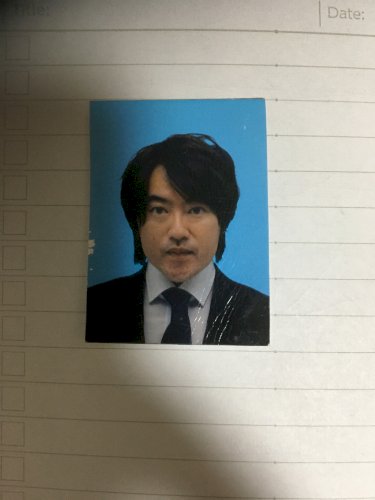 「この証明写真を見せたら、暗いとか老けてる」の質問画像