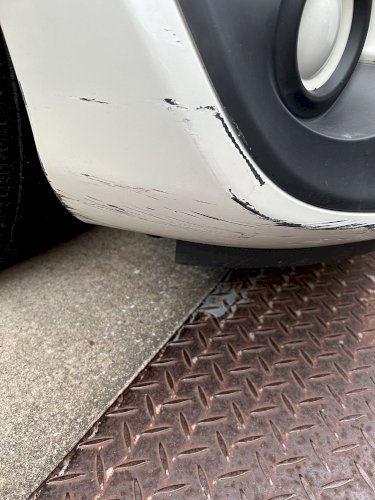 「車にぶつけてしまったのでしょうか？」の質問画像