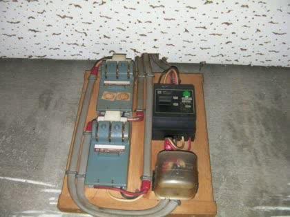 「廃屋にあるこの電気配線の物体について教え」の質問画像