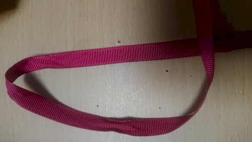 「20代前半の女性が低めのポニーテールにこ」の質問画像