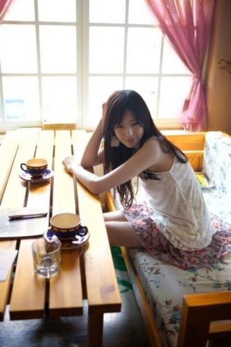 「この画像の女性は？」の質問画像