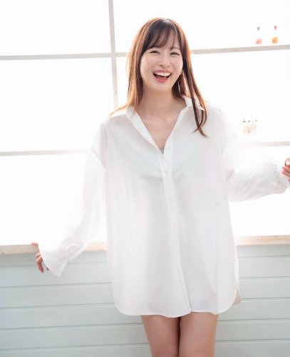 「愛ちゃん（皆藤愛子さん）が着てるカッター」の質問画像