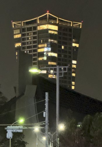 「原宿駅近く(代々木公園近く)の↓の建物は」の質問画像